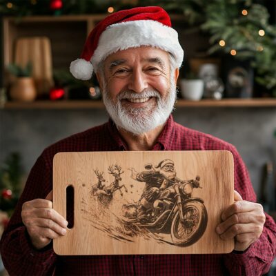 Santa in moto incisione su tagliere dei salumi