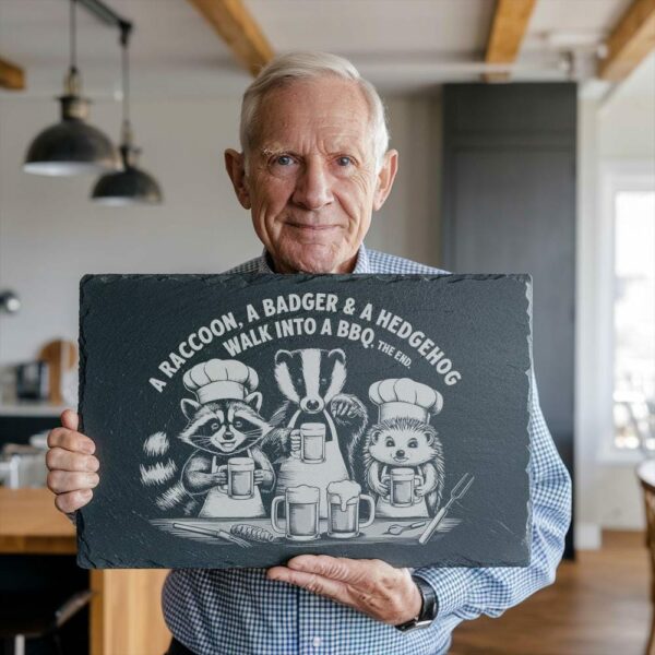 Planche à fromage en ardoise gravée avec créatures des bois : raton laveur, blaireau, hérisson – Image 4