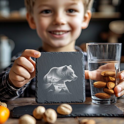 Cojín para bebidas de pizarra con diseño de montañas y oso en doble exposición, grabado láser de arte natural. - Imagen 3