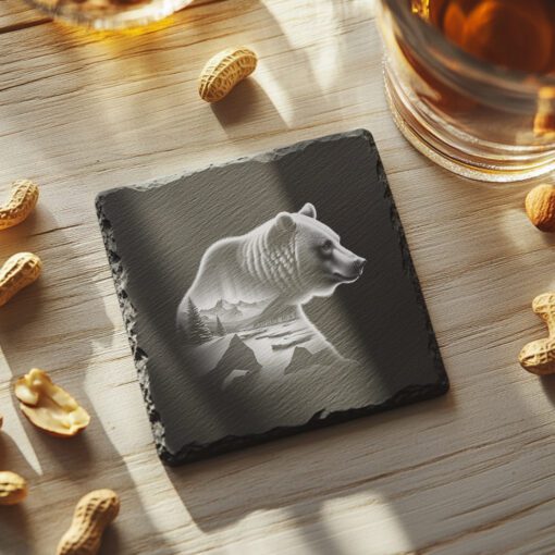 Cojín para bebidas de pizarra con diseño de montañas y oso en doble exposición, grabado láser de arte natural. - Imagen 4