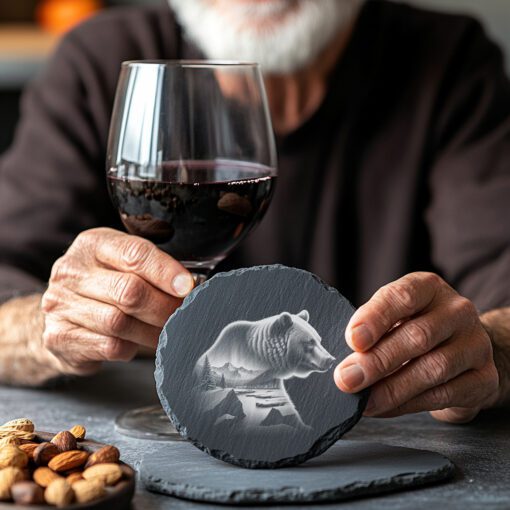 Cojín para bebidas de pizarra con diseño de montañas y oso en doble exposición, grabado láser de arte natural. - Imagen 5