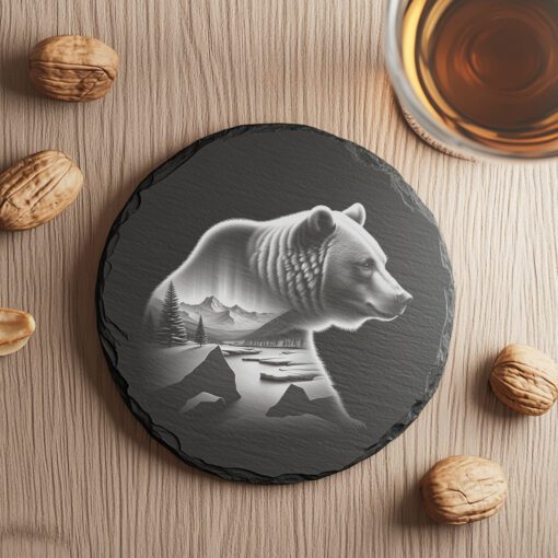 Cojín para bebidas de pizarra con diseño de montañas y oso en doble exposición, grabado láser de arte natural. - Imagen 6