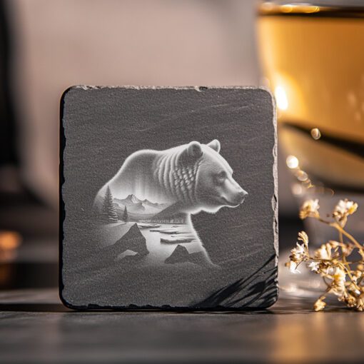 Cojín para bebidas de pizarra con diseño de montañas y oso en doble exposición, grabado láser de arte natural.